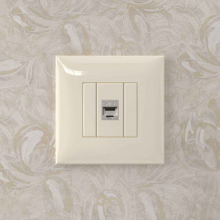 DKC Avanti Компьютерная розетка RJ-45 без шторки в стену, кат.5e одинарная экранированная, Ванильная дымка