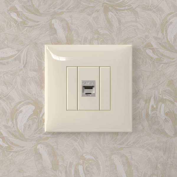 DKC Avanti Компьютерная розетка RJ-45 без шторки в стену, кат.5e одинарная экранированная, Ванильная дымка