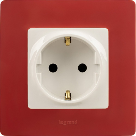 Legrand Etika Бел Розетка с/з со шторками, винт. клем.