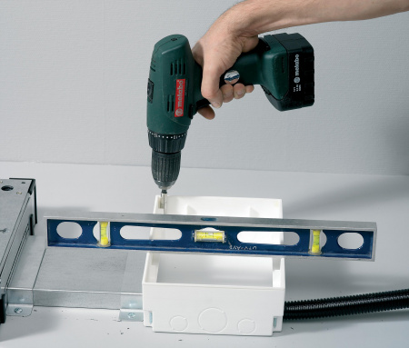 Schneider Electric OptiLine 45 Коробка установочная выс.75-95 для люка 199х199