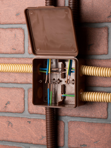 EKF PROxima Коробка распаячная КМР-030-034 пылевлагозащищенная без мембранных вводов (100х100х55) тёмное дерево