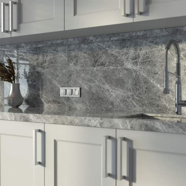 Розетка влагозащ. с зазем. с защит. крышкой и шторками (Hammaer серебряный) W1271206