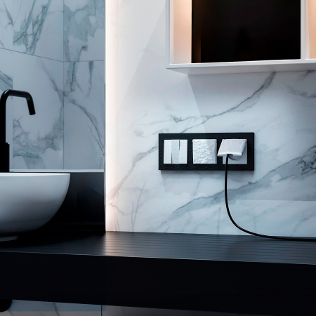 Рамка из поликарбоната на 3 поста Hammer черный W0032408