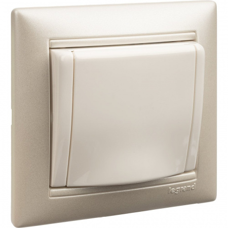 Legrand Valena Бел Розетка 1-ая с/з с крышкой