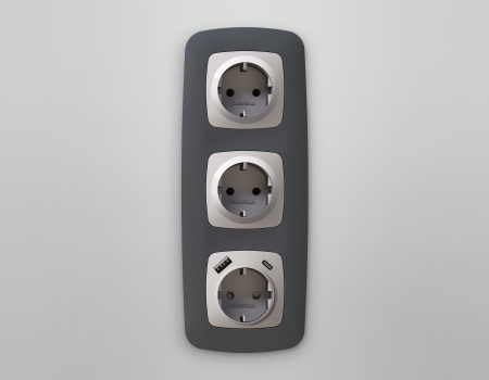 Лицевая панель OMEGA (Серебро глянец) для электрической розетки с заземлением со шторками 2USB A+C QUANT OP4100