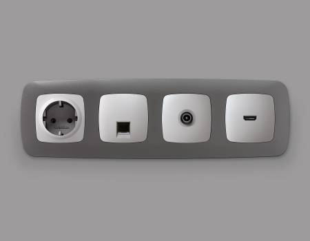 Лицевая панель OMEGA (Серебро глянец) для электрической розетки с заземлением QUANT OP4060