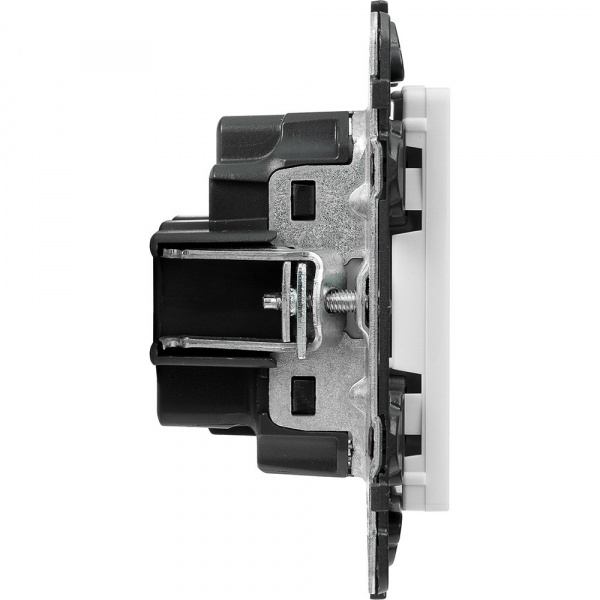 Legrand Valena LIFE DIY Бел Розетка 1-ая б/з с защитными шторками, безвинт.зажим