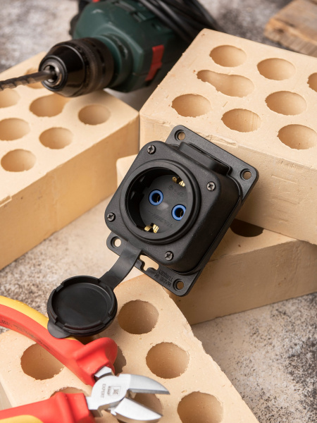 EKF PROxima Роз. одномест. с защит. крышкой каучуковая 230В 2P+PE 16A IP44 PRO