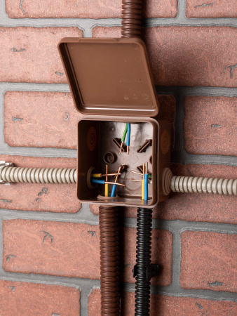 EKF PROxima Коробка распаячная КМР-030-031 с крышкой (80х80х50) 7 мембранных вводов тёмное дерево IP54