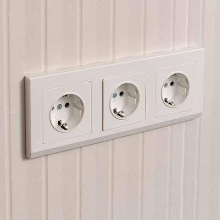 Рамка из поликарбоната на 3 поста Stark белый W0031801