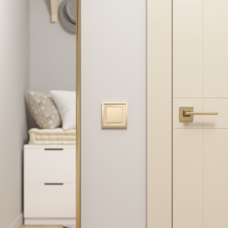 Рамка из металла на 1 пост Baguette айвори/латунь W0012851