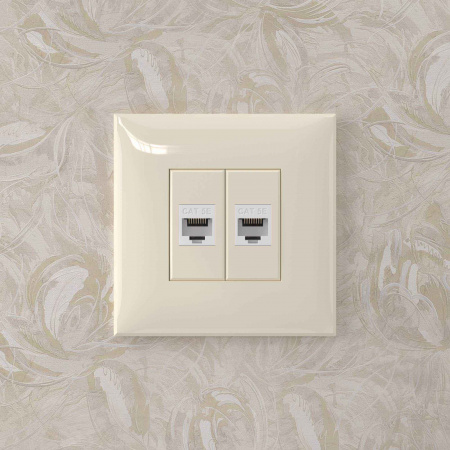 DKC Avanti Компьютерная розетка RJ-45 без шторки в стену, кат.5е двойная, Ванильная дымка