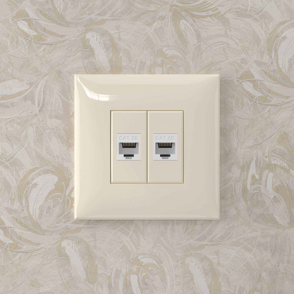 DKC Avanti Компьютерная розетка RJ-45 без шторки в стену, кат.5е двойная, Ванильная дымка
